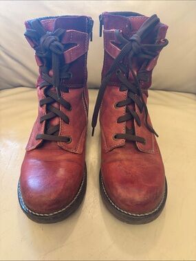 Women's Burgundy Lace-Up Combat Boots - Classic Leather Style